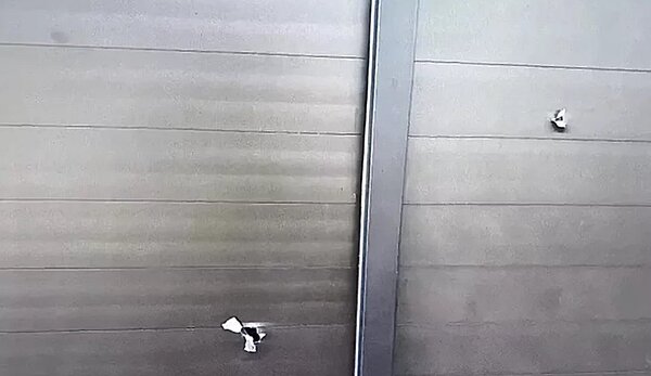 彰化民宅疑遭被丟擲爆裂物,金屬隔板被炸出3個洞。圖/民眾提供