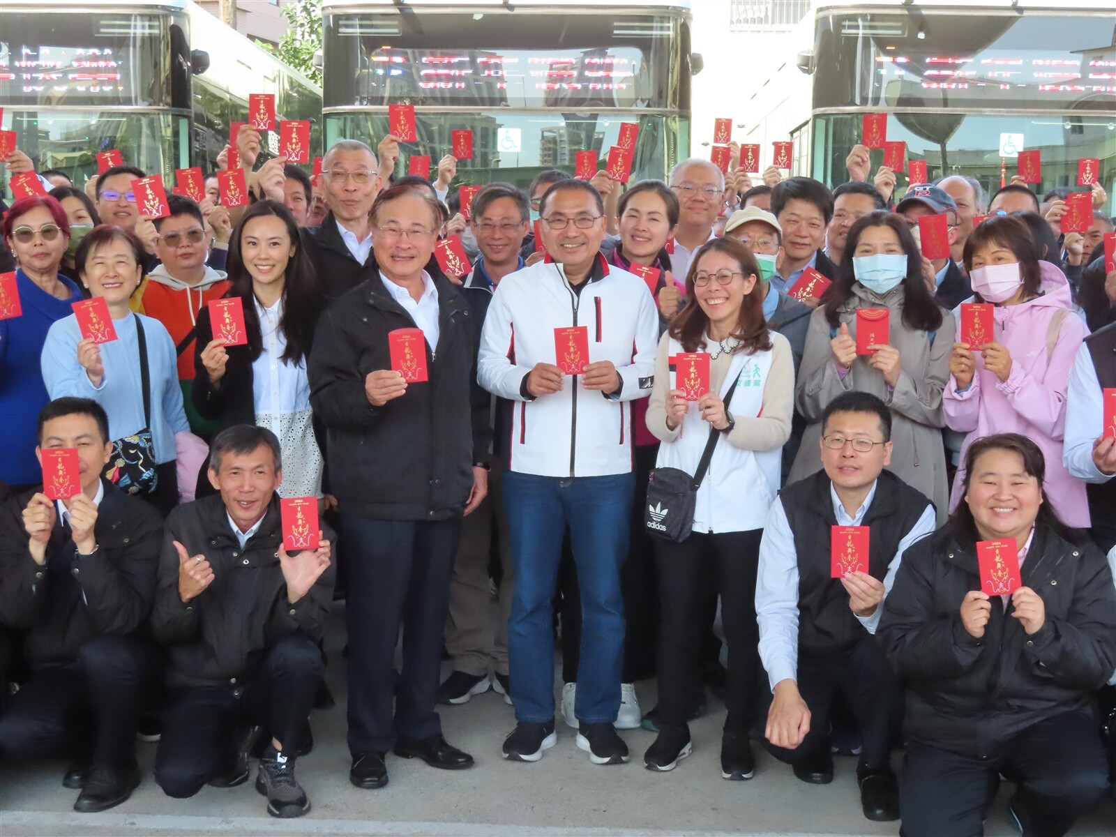 新北市長侯友宜今天慰問公車與復康巴士司機，允諾給第一線人員更好薪資與福利。記者葉德正／攝影 