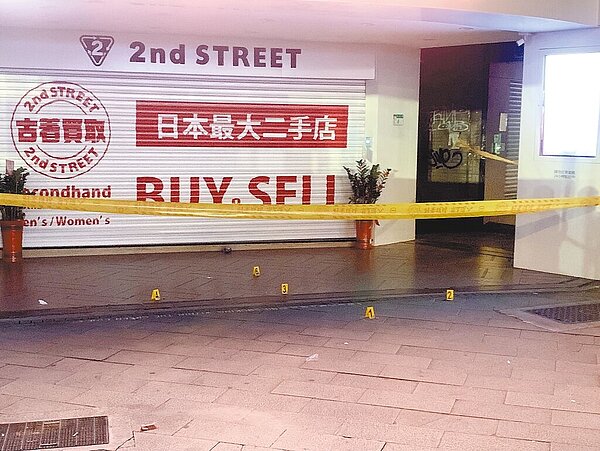 北市西門町14日凌晨3時30分發生槍擊案,有黑幫成員互嗆開槍,導致4人受傷,警方循線逮捕涉案犯嫌依違反《槍砲彈藥刀械管制條例》送辦。(翻攝畫面/李文正台北傳真)