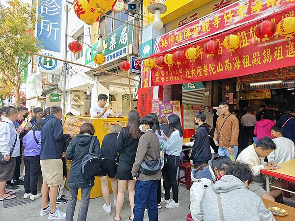 高雄一名男子在苓雅區成功一路的大福興彩券行買刮刮樂,結果刮中200萬和一台賓士休旅車。記者王勇超/翻攝