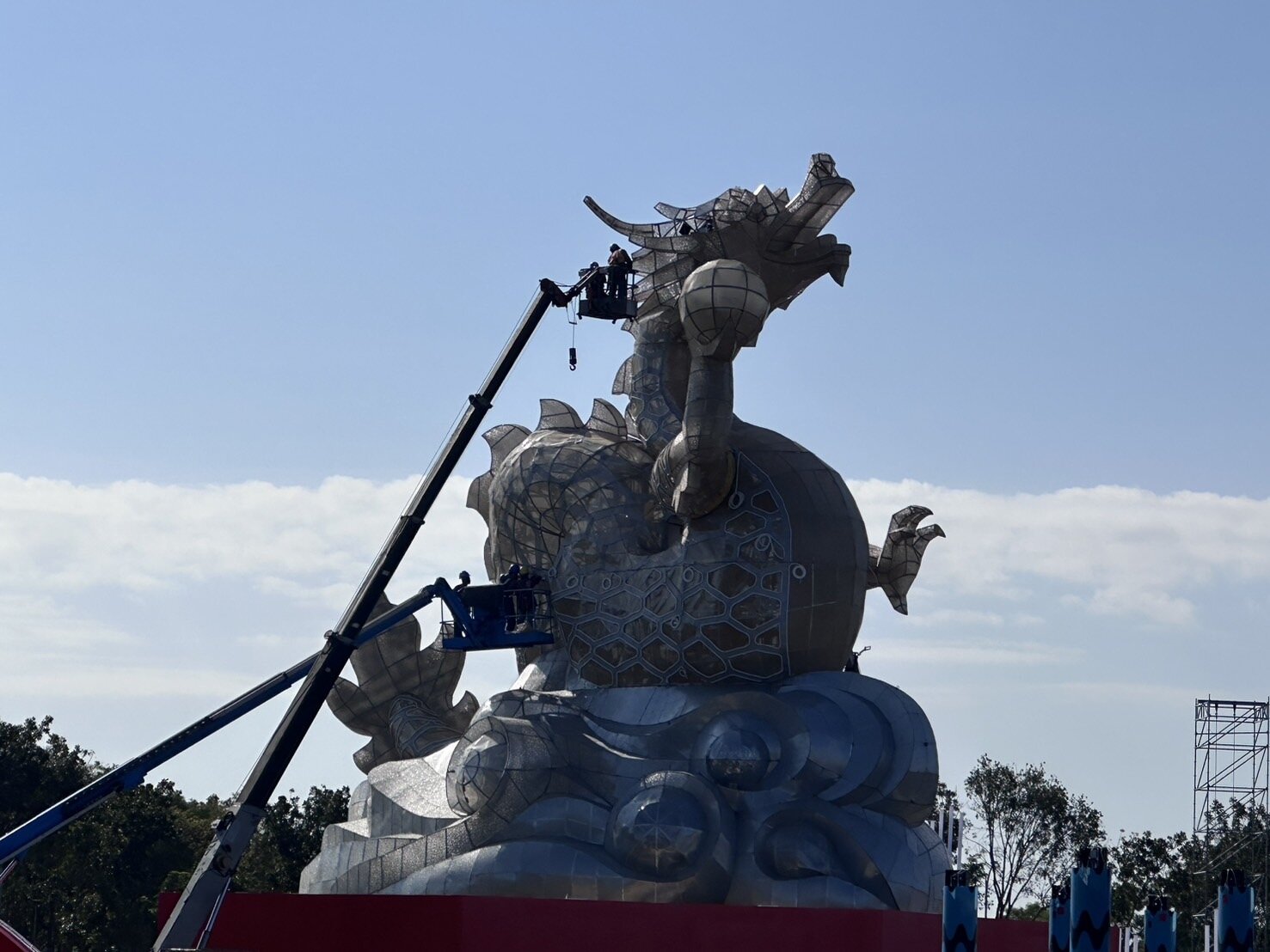 台灣燈會在高鐵燈區的主燈「龍來台灣」已組裝完成,不少民眾經過都會多停留一下,搶先欣賞。記者李文德/攝影