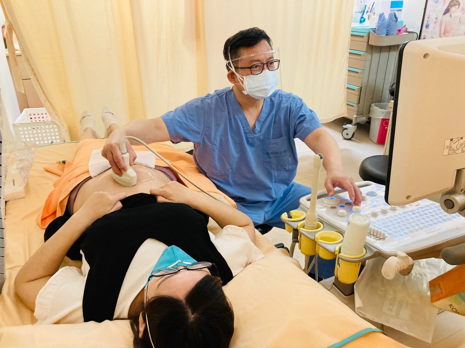 我國各科醫師平均年齡最大的是婦產科,為56.7歲。圖為婦產科醫師進行產檢,與新聞無關。圖/聯合報系資料照片