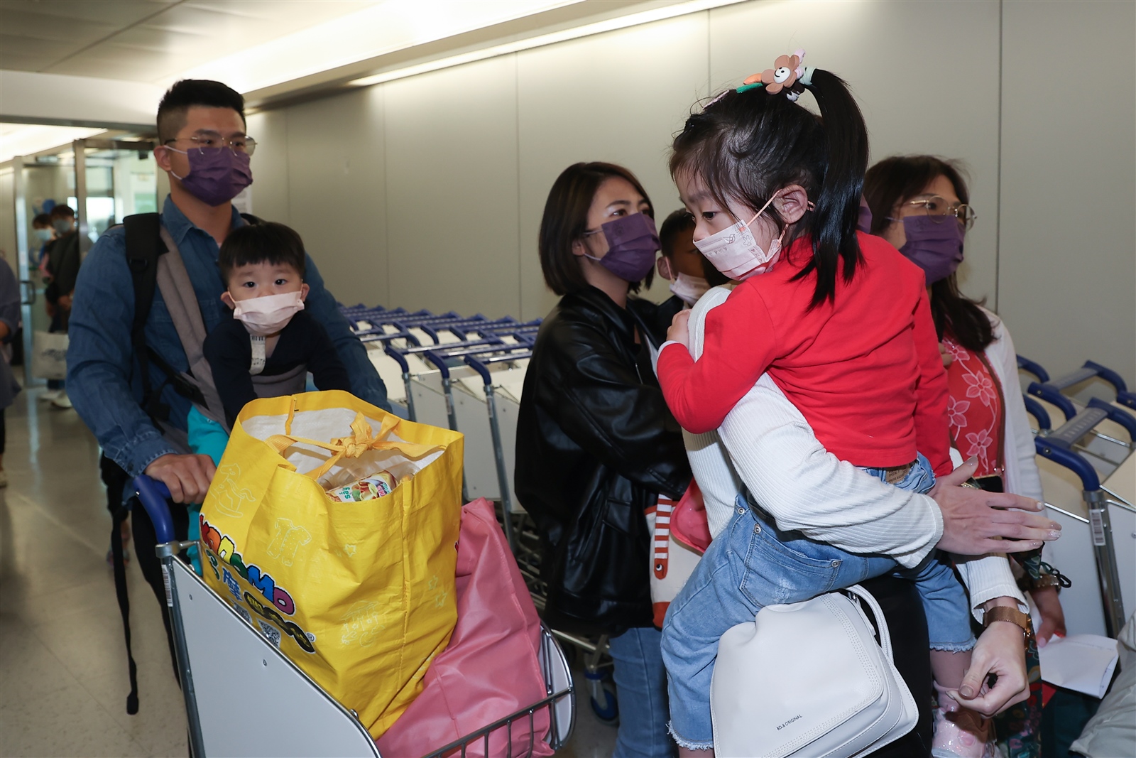 台灣旅客春節到越南富國島旅遊遭丟包，昨天已有部分旅客搭機返台，今天下午還有旅客抵台。記者葉信菉／攝影 