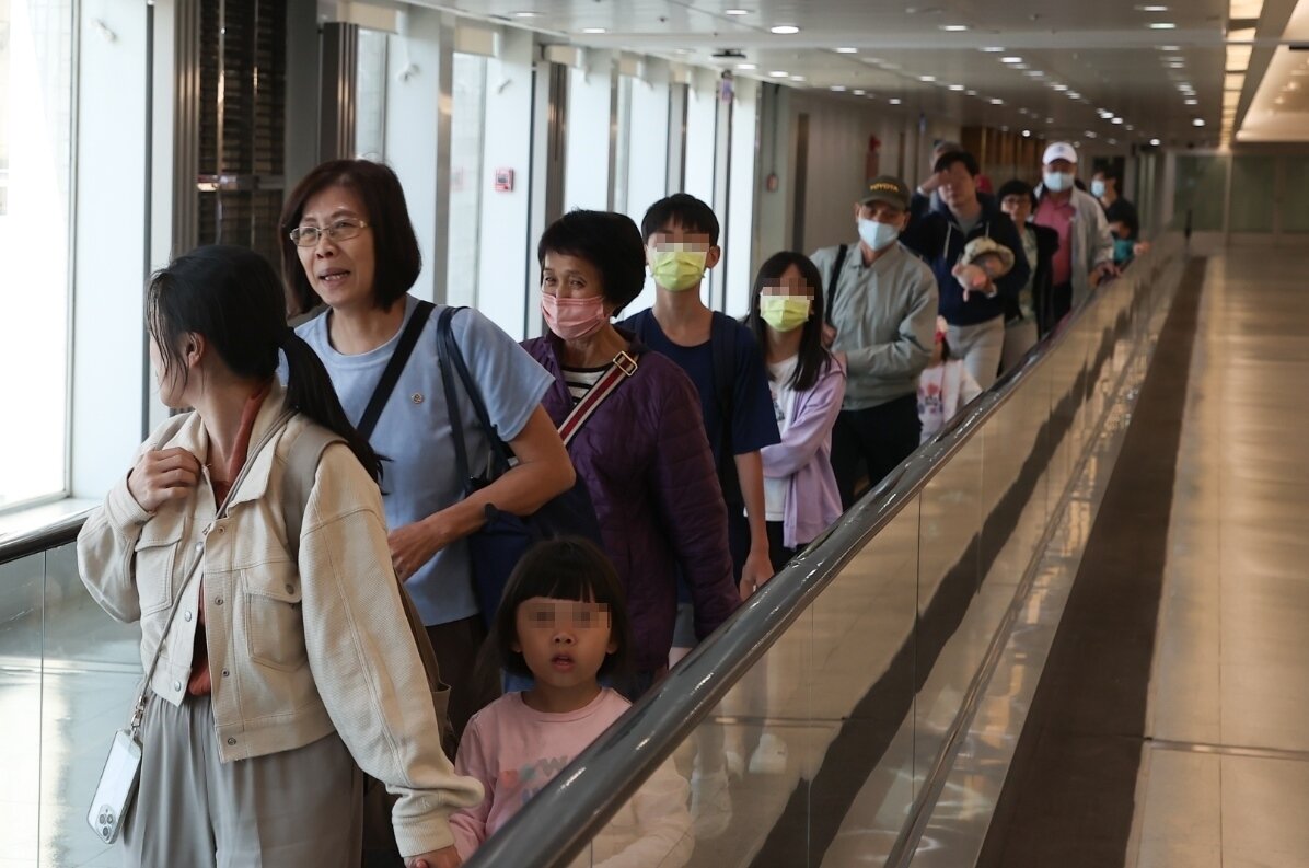 台灣旅客春節到越南富國島旅遊遭丟包,昨天已有部分旅客搭機返台,今天下午還有旅客抵台,遭丟包的旅客表示,後續的部分希望旅行社能給承諾,畢竟感覺像被詐欺,購買了產品卻是得到這種待遇,希望能給一個合理的解釋。記者葉信菉/攝影