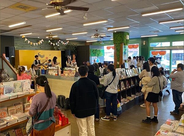 不敵經營現實,金石堂台南新營店14日熄燈,吸引不少民眾前往消費。圖/新營文化中心提供