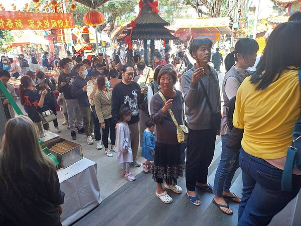 龍年春節,嘉市文財殿人潮爆滿。圖/文財殿提供