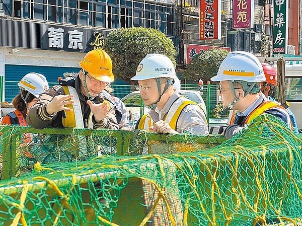 桃園市副市長蘇俊賓(右二)結合過年走春參香行程,前往多個工區慰勞及視察施工廠商安全維護措施是否落實。(市府提供/蔡依珍桃園傳真)