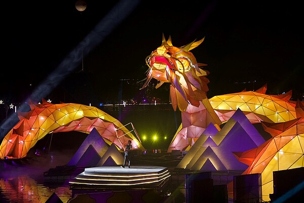 台中龍賀主燈搭配狂夢藝術發光立方體演出。圖/台中市觀旅局提供