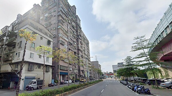 蘆洲一個屋齡20多年的社區大樓,幾乎都是小坪數產品,總價吸引人,有買方出價1坪50萬元、高於近一年該社區成交行情,但還是沒買到。圖/google map