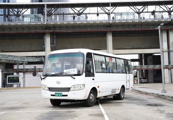新竹縣明（16）日起快捷8號增班及試辦免費跳蛙公車。圖／新竹縣政府提供