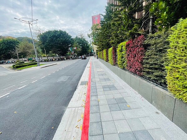 忠義街人行道拓寬。圖／台北市工務局提供