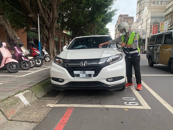 週六補班日，新北路邊停車比照平日收費。圖／新北市交通局提供