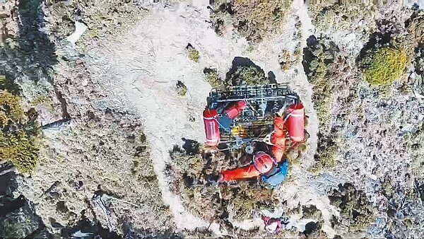 2名女登山客15日爬花蓮縣轆轆山東峰時不慎摔落,空中勤務總隊台東豐年機場駐地勤務第3大隊第3隊以直升機吊掛後送醫院救治。(空勤總隊勤務第3大隊第3隊提供/蔡旻妤台東傳真)