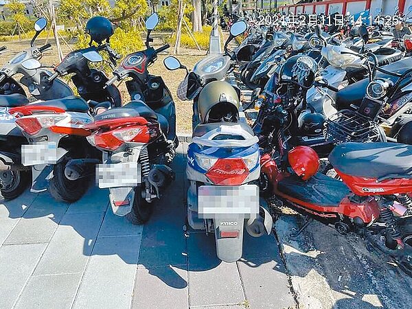 過有民眾拍下扇庫停車場旁的公園內,有大量違法停放的機車。(警方提供/吳建輝彰化傳真)