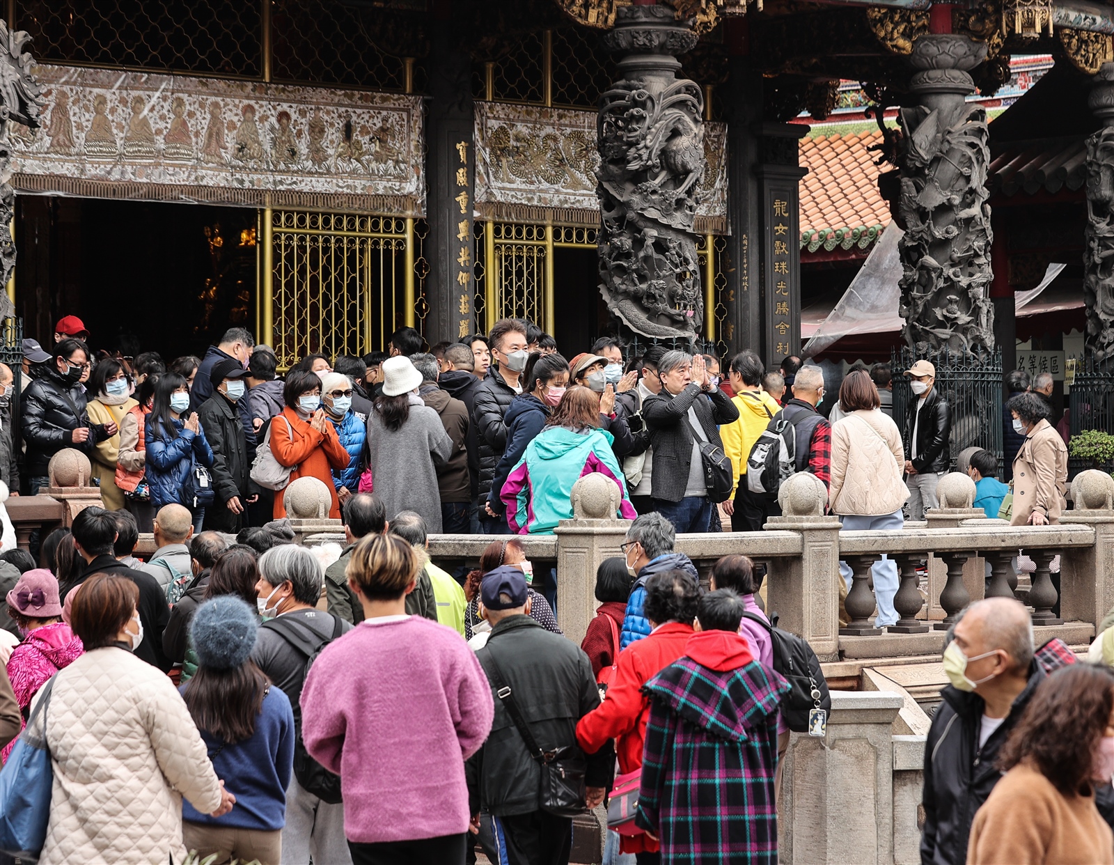 春節過年期間，艋舺龍山寺聚集不少民眾參拜。本報資料照片 