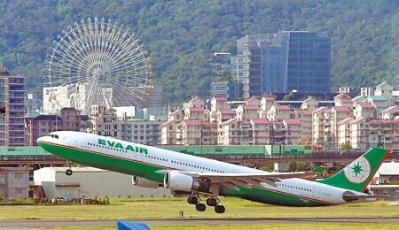 長榮航空15日由日本羽田返回台北松山的BR189航班，1名孕婦在飛行途中產下男嬰，降落後立即由救護車送到醫院，母子均安。（本報資料照片）