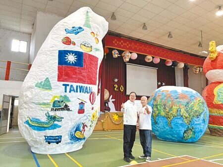 新北市觀旅局長楊宗(左)與「天燈國寶」胡民樹(右)15日在平溪國中活動中心,搶先曝光平溪天燈節2場次主燈,為活動揭開序幕,讓民眾先睹為快。(高鈞麟攝)