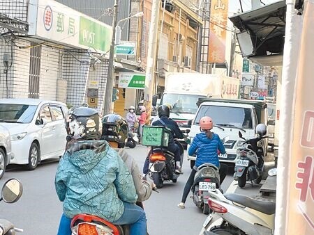 高雄岡山老街（平和路）鄰近地區缺乏公有停車位，圖為平日交通亂象。（本報資料照片）