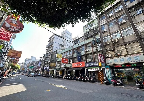 新北市住都中心表示,將導入「推動公辦都更引進民間協力整合資源計畫」,透過公私合作平台,共組專業工作團隊進行都更前期整合,首波已選定永和頂溪捷運周邊公辦都更基地,並已啟動公告招標。圖/新北市住都中心提供