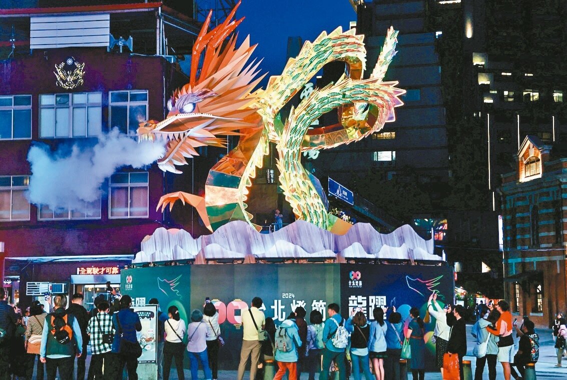 2024台北燈節明登場,昨在西門町主燈「龍躍光城」進行試燈,吸引不少民眾駐足觀賞。記者許正宏/攝影