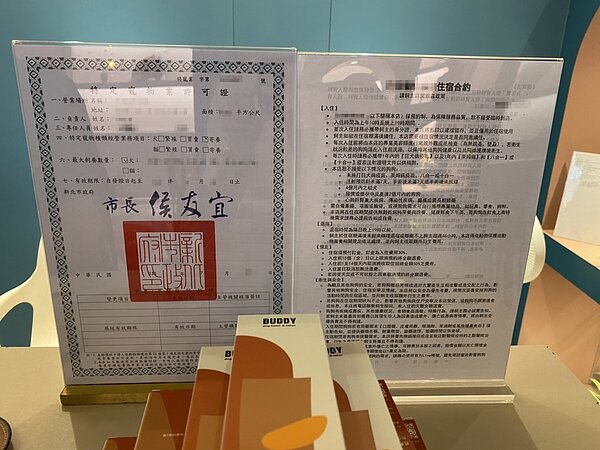 消費者請認明寵物業者特寵許可證。圖/新北市府提供