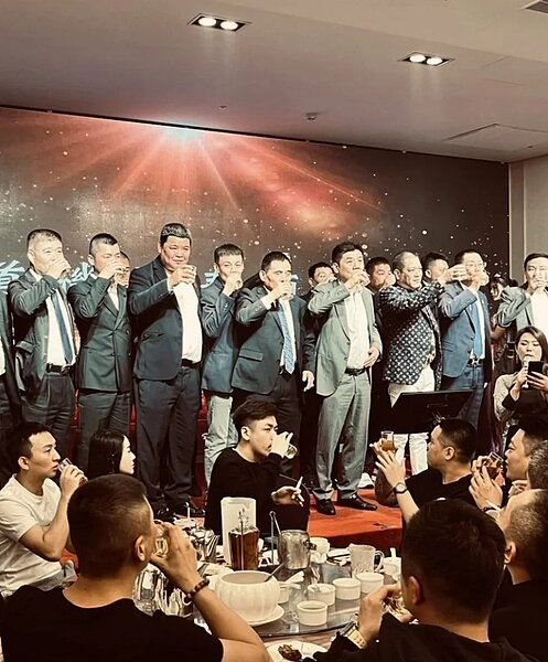 天道盟副盟主連正吉（左5）兒子在西門捷運站遭槍擊送醫，救治後無生命危險，圖中灰西裝者為盟主「鐵霸」曾盈富。圖／讀者提供
