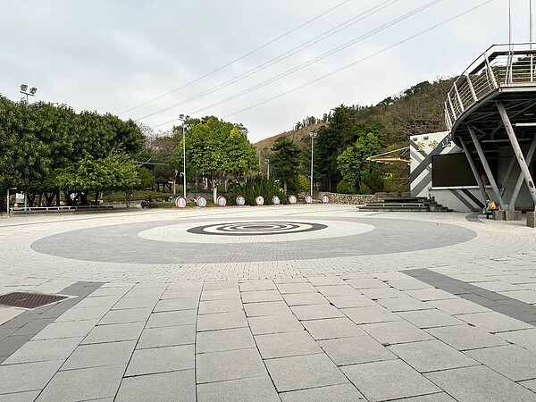 清水區鰲峰山公園大面積的廣場空間未來招租成功後，可為地方帶來新氣象。圖／台中市政府提供