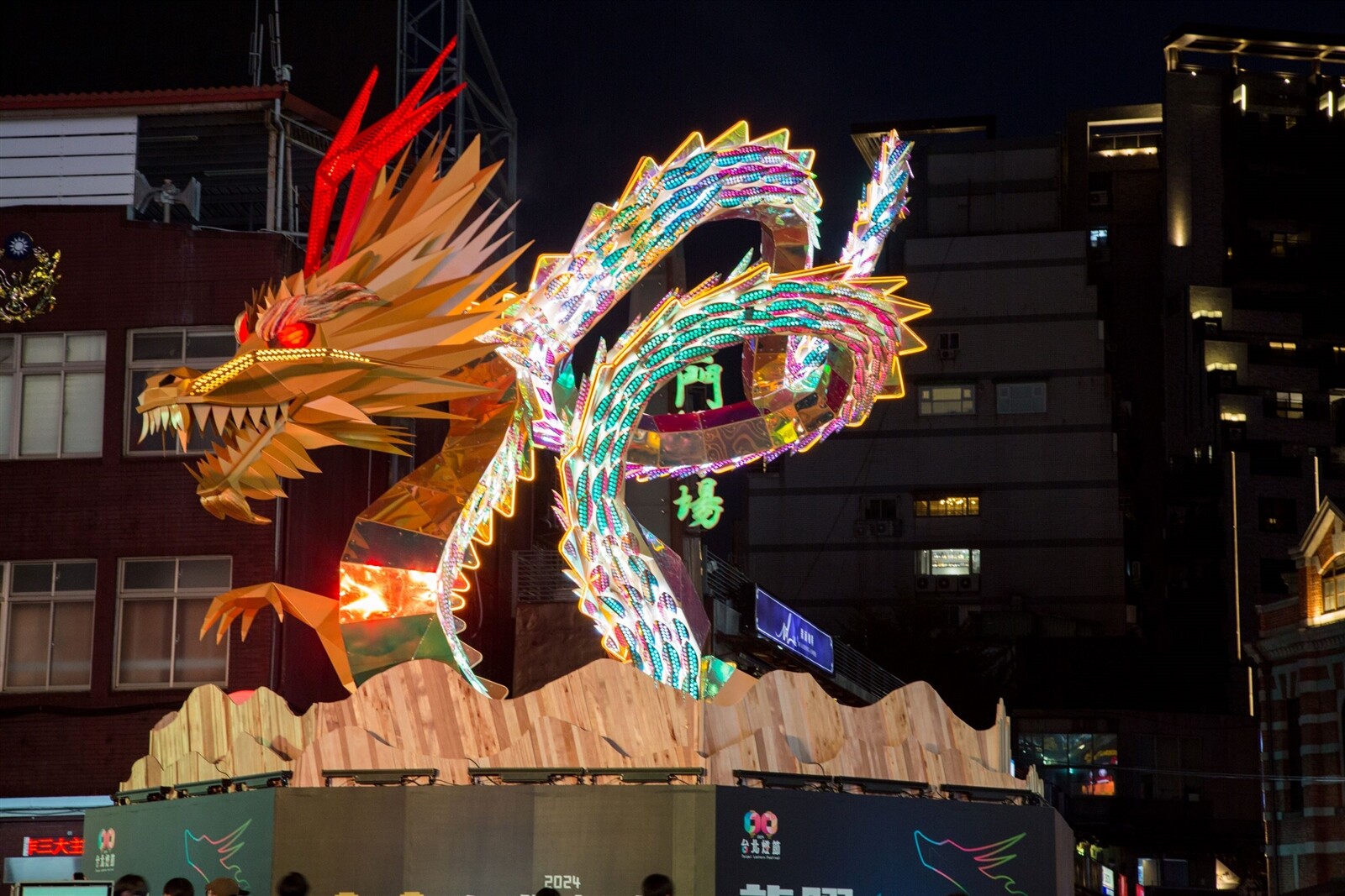 台北燈節主燈創作靈感來自象徵尊貴的「光之龍王」。圖／台北市觀傳局提供