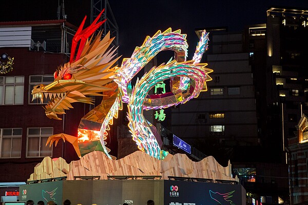 台北燈節主燈創作靈感來自象徵尊貴的「光之龍王」。圖/台北市觀傳局提供