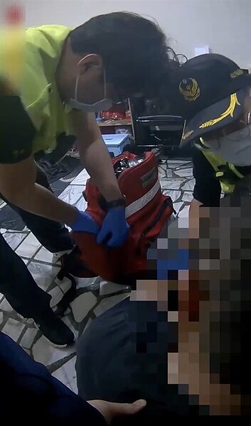 吳男這2日下午1時中風倒地,新北市警、消派員協助送醫撿回一命。記者曾伯愷/翻攝