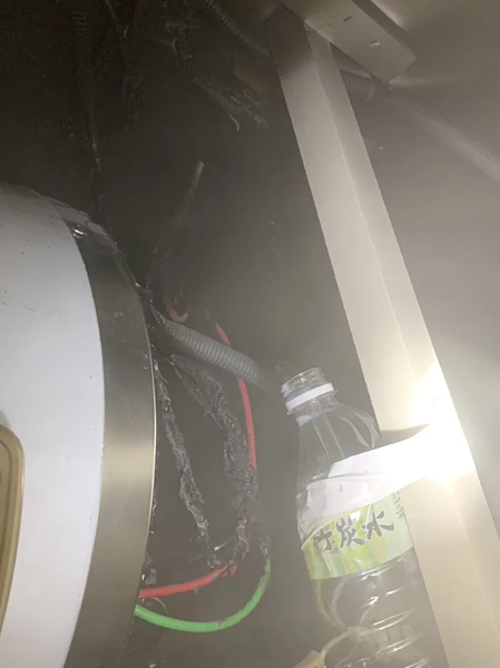 新北市板橋區一間出租套房日前發生電熱水器疑似線路短路發熱冒煙,幸及時撲滅未釀災,新北市消防局第一救災救護大隊表示,依新北市火災預防自治條例規定,供人留宿租賃場所未裝住警器,依規定可開罰6000元以上、3萬元以下罰鍰。圖/消防提供