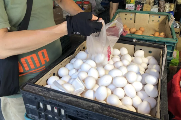 台北市蛋商公會宣布，17日蛋價調降3元，批發價從每台斤52元下降為49元，產地價降為42.5元。聯合報資料照片