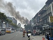 新北連棟透天厝頂樓延燒3戶　雲梯車射水撲滅火勢