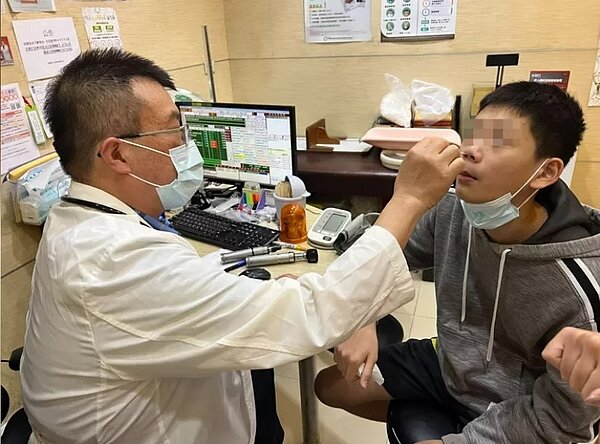 醫師施勝桓(左)觀察,因為過年群聚,昨天門診大爆滿,就診病患一篩就是流感、新冠確診。圖/施勝桓提供