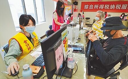 
圖為民眾到稅務機關櫃檯報稅。（本報資料照片）
