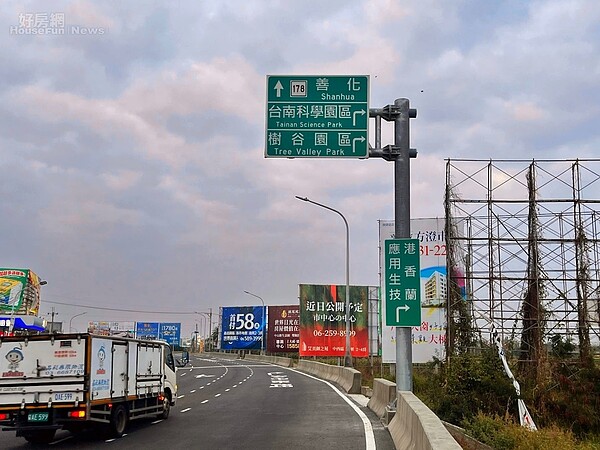 國道一號安定交流道距離台南科學園區台積電F18廠很近，沿途都是房地產一級戰區。    好房網News記者楊欽亮 / 攝