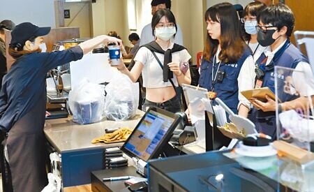 《台北市淨零排放管理自治條例》自2022年6月22日經北市議會三讀通過,經過1年半後終在今年春節前獲行政院核定,為首個完備程序的地方政府氣候變遷與淨零管理自治條例,其中將逐步限制廠商提供一次性餐具,從禁止免費提供到完全禁止。(本報資料照片)