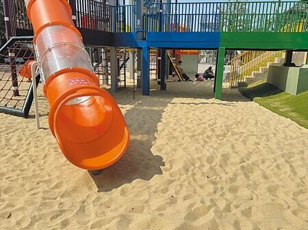 台南市仁德特色遊戲場有一整片沙坑,本月初才啟用2天,就傳出沙坑疑遭人亂丟尖銳物,現已加強巡檢也加裝監視器。(曹婷婷攝)