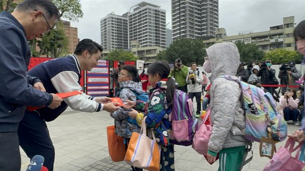 開學日，台北市長蔣萬安一早就到南港區東新國小發送紅包給小朋友。記者洪子凱／攝影 