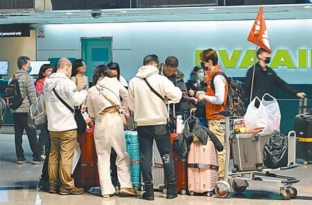 交通部年前突然宣布禁止旅行團前往大陸，旅遊業者炸鍋。圖為旅行社領隊在桃機出境大廳等候團員集合。（本報資料照片）