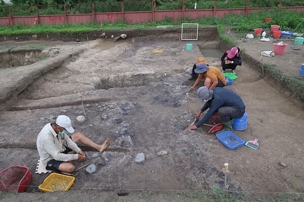 嘉義市鐵路高架化工程在嘉北車站往南、鐵軌西側,發現「台斗坑疑似遺址」,鐵道局委託考古團隊調查,屆滿3年,開挖發現13處人骨,出土5具先人骨骸,這是距今2500至2700年前,最早嘉義人骨骸出土。圖/嘉市府提供