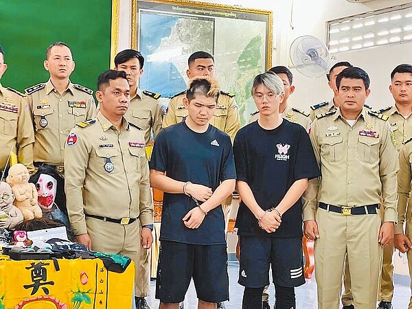 柬埔寨警方召開記者會,涉嫌散布假訊息的網紅「晚安小雞」(左二)、「阿鬧」(右二)狼狽現身。(警方提供/林郁平台北傳真)