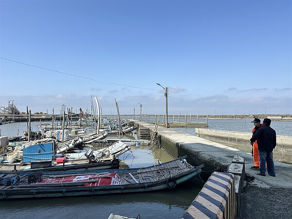 嘉縣東石鄉鰲鼓、副瀨及網寮等3漁港碼頭及作業平台，逢農曆大潮發生海水溢漫淹碼頭平台，長期危及漁民作業安全。記者呂慧瑜／攝影 