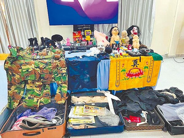 柬埔寨警方在「晚安小雞」與「阿鬧」的住處查獲鬼面具、各式道具等證物。(警方提供/林郁平台北傳真)