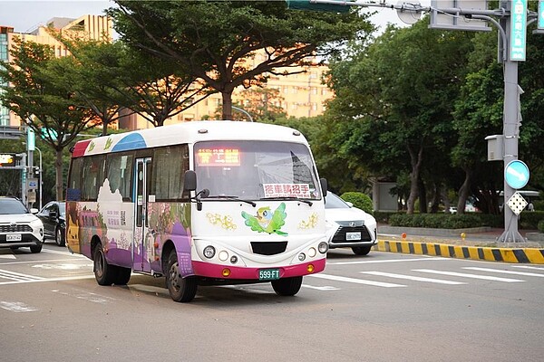 新竹縣政府為挽救流失的公車司機人力，推出月薪補貼1萬元措施，預計有70名公車司機受惠。（新竹縣府提供／邱立雅竹縣傳真）