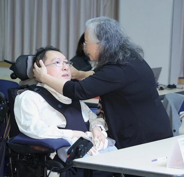 罹患罕病脊髓性肌肉萎縮症(SMA)的中研院博士研究學者陳俊翰(左)11日因病去世。聯合報系資料照片