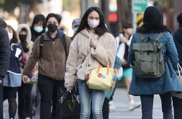 內政部近日公布最新人口統計，由於出生人數持續低於死亡人數，加上國人恢復戶籍情形趨緩，台灣總人口回降至2,341.9萬人，終結連18個月以來的正成長。聯合報資料照片