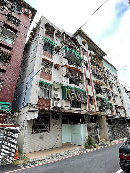 位於新北市新店區捷運新店區公所站旁的海砂屋都更案於17日核定發布實施,成為今年第1件以自力都更且全體同意的案件。圖/新北市政府提供