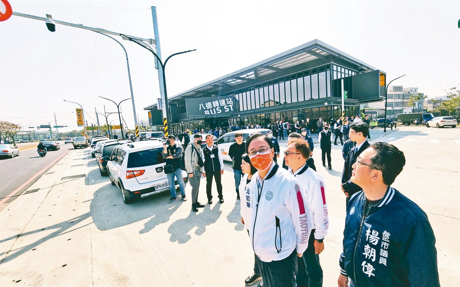 桃園市八德轉運站明天啟用，市長張善政昨天參與揭牌活動，並站在和強路了解交通局提出的周邊交通改善對策。記者鄭國樑／攝影 