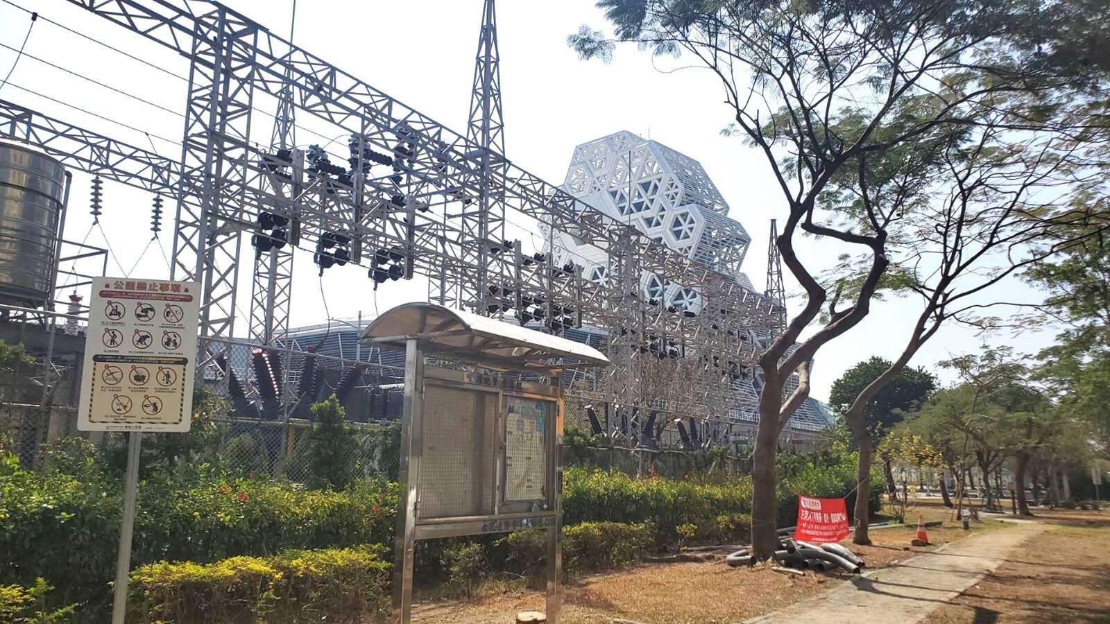 台電鹽埕變電所距離高雄流行音樂中心不遠，裸露在外的電線與周遭景觀形成強烈對比。記者王勇超／攝影 